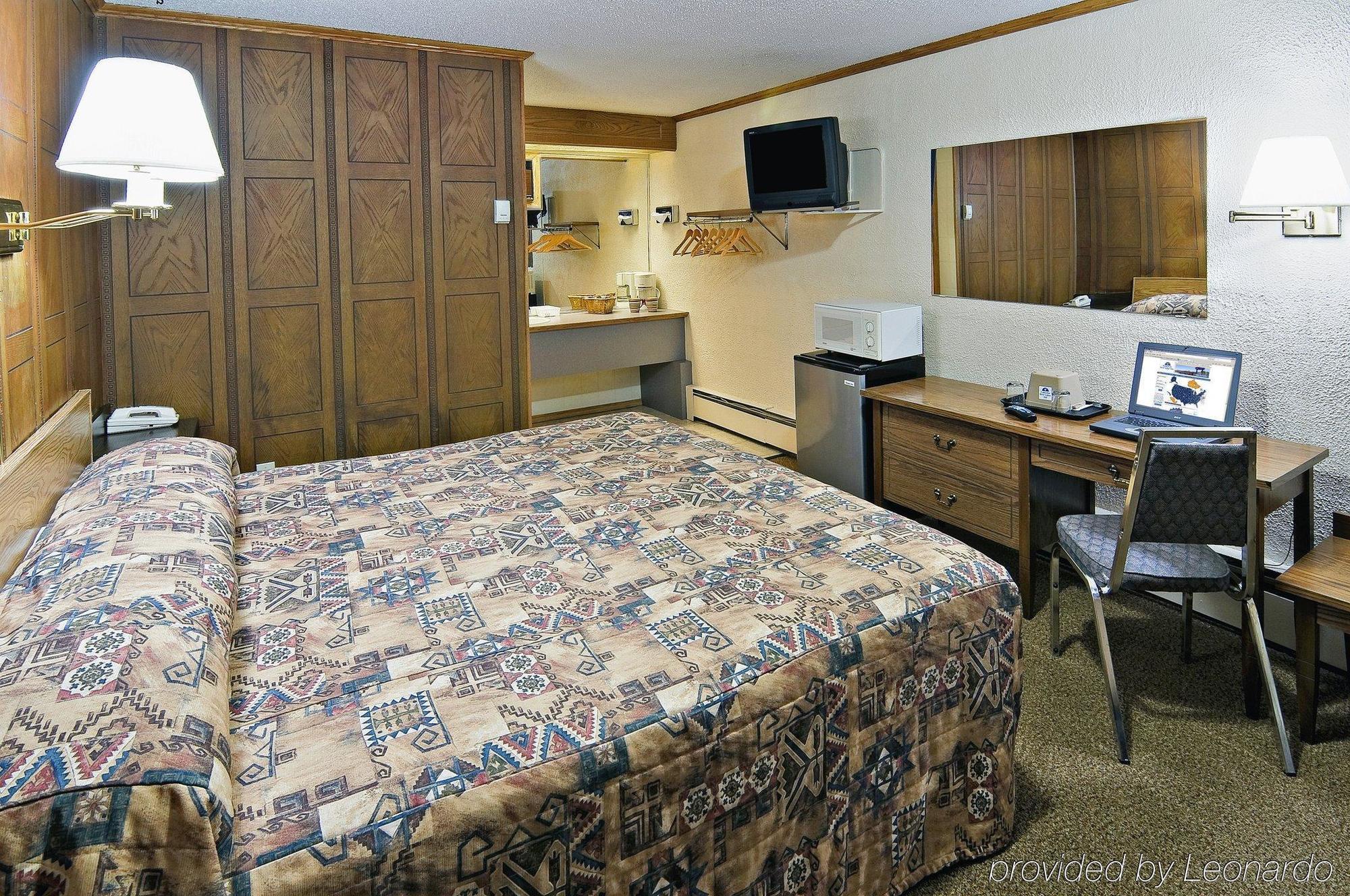 Canadas Best Value Inn YYC Szoba fotó