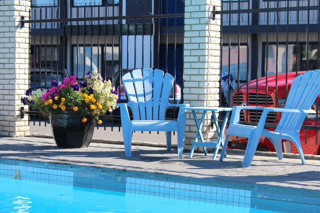 Canadas Best Value Inn YYC Kültér fotó